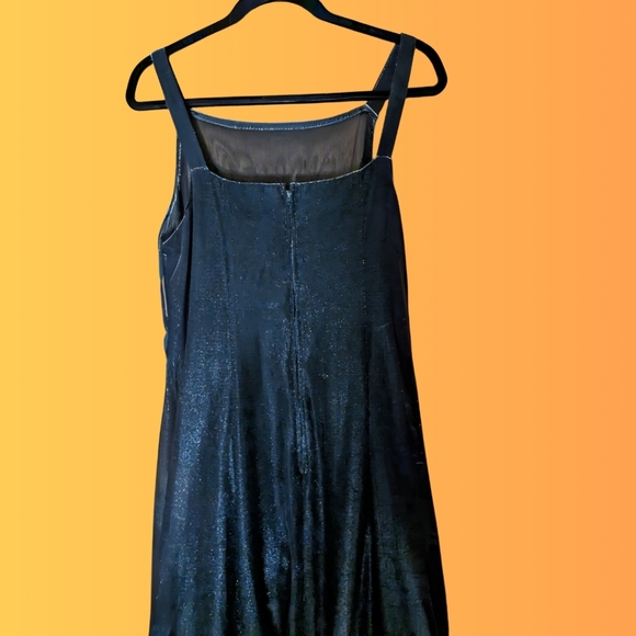 A line sleeveless evening gown - Picture 2 of 6